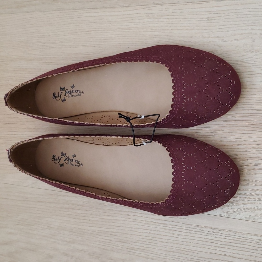 Women's Scalloped Edge Burgundy Ballet Flats. 7.5